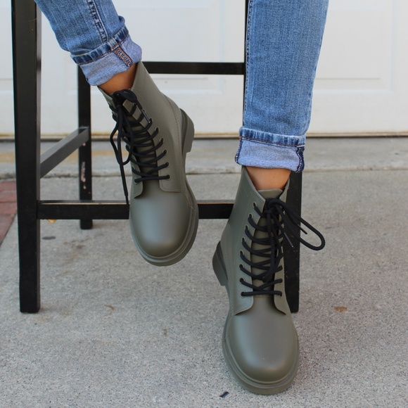 🚨//Fall Favorite Collection// Olive green Boots - Picture 3 of 6
